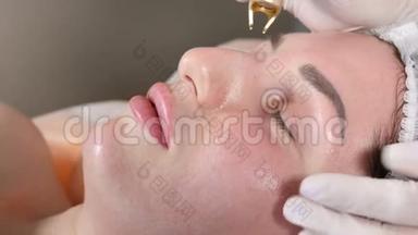 美容诊所。 机器美容的概念。 美容师用激光对血管蜘蛛做面部手术